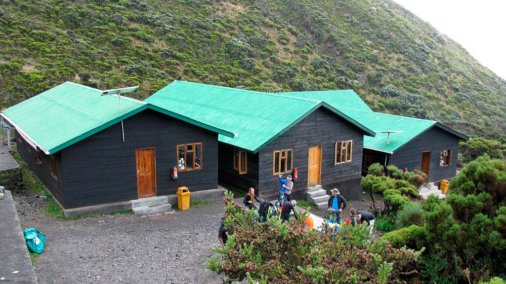 saddle-hut-mt-meru